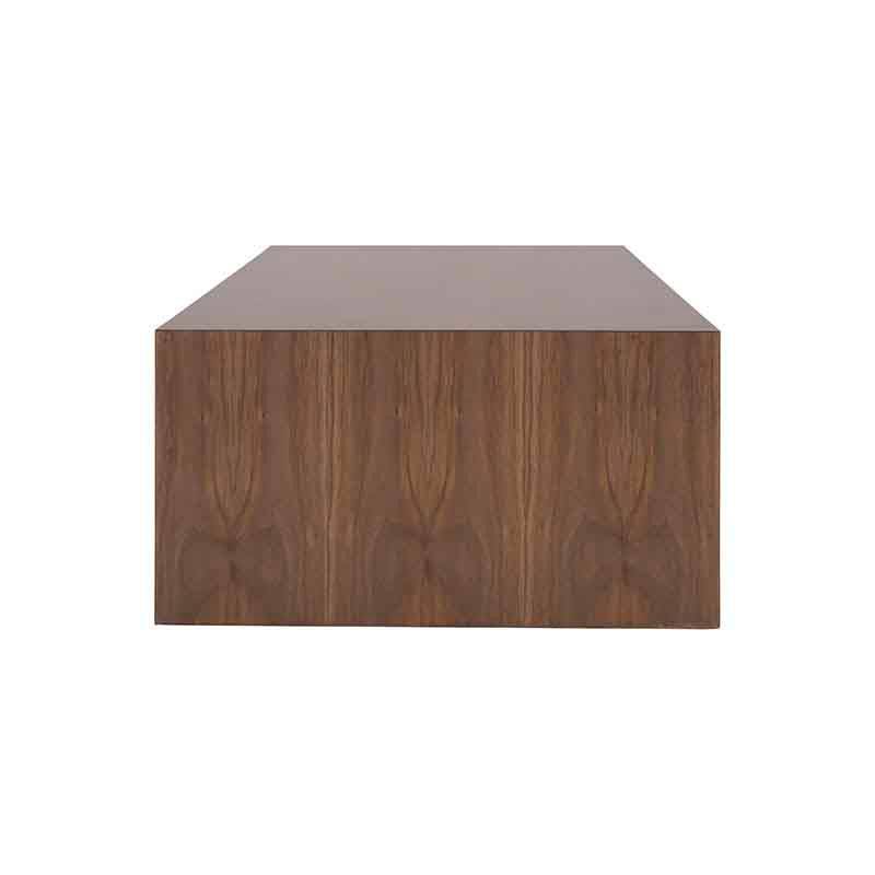 Mesa de centro Berne Made de madera de nogal, con superficie rectangular y patas robustas, en acabado de chapa de nogal.