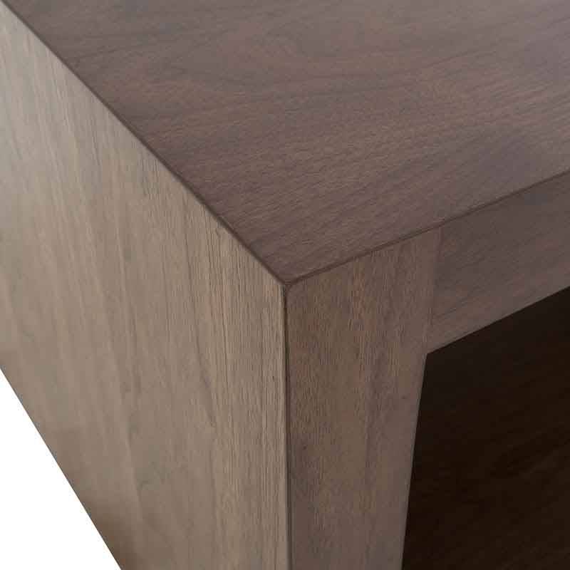 Mesa de centro Berne Made de madera de nogal con chapa, superficie de 120 cm, altura de 45 cm y fondo de 80 cm.