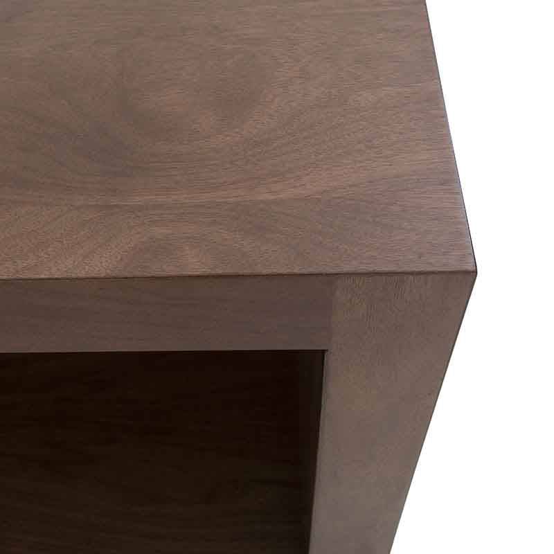 Mesa de centro Berne Made de nogal con chapa de nogal, frente de 120 cm, altura de 45 cm y fondo de 80 cm.