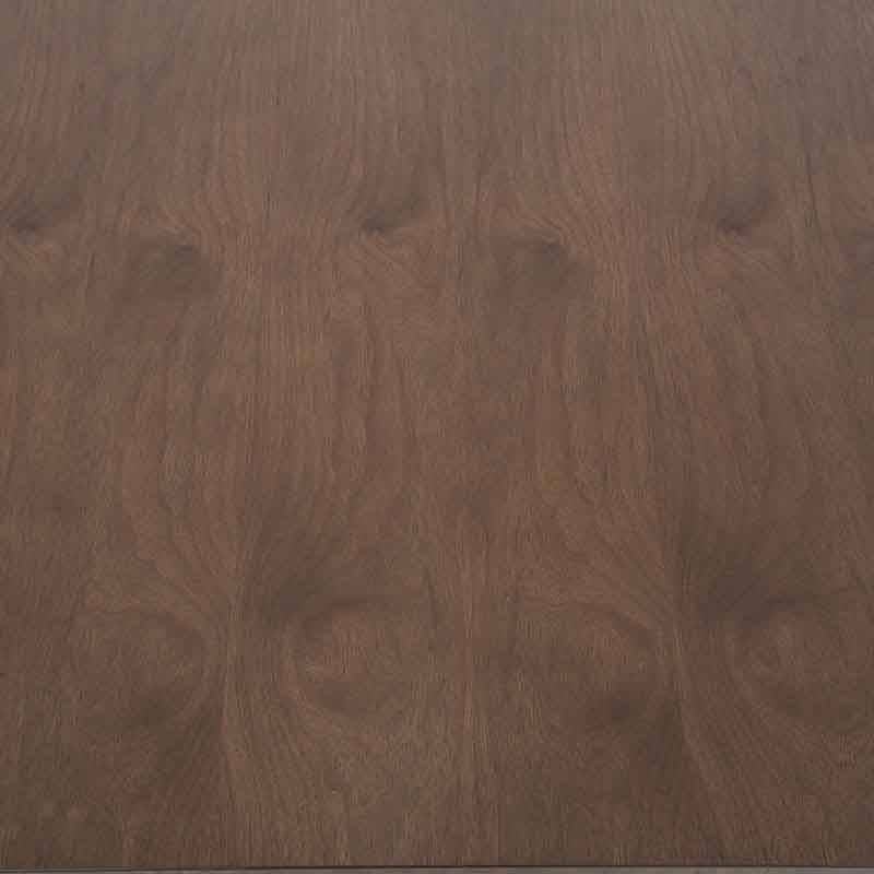 Mesa de centro Berne Made de nogal con chapa, superficie rectangular, tamaño 120x80 cm y altura de 45 cm.