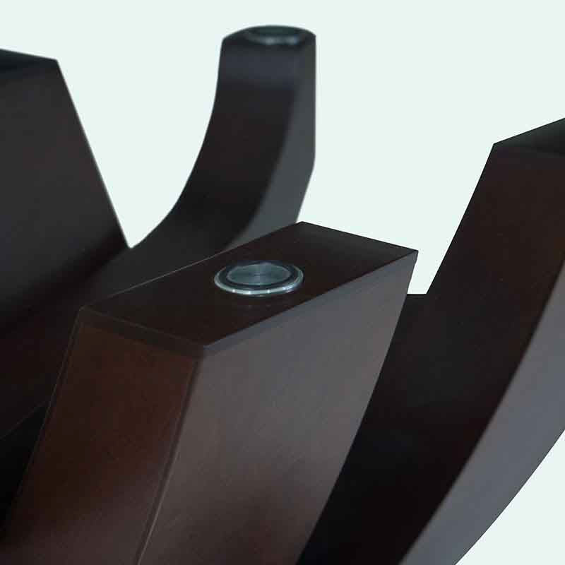 Mesa de centro Burj de madera nogal con tapa de cristal, dimensiones 90x45x90 cm, diseñada por deurope.com.mx.