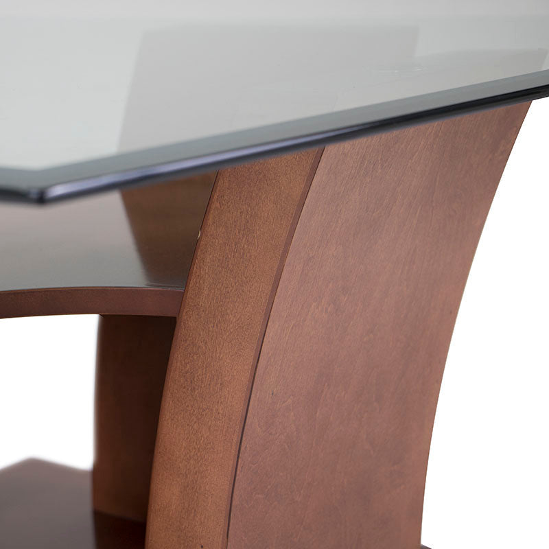 Mesa de centro Tulip de madera nogal con superficie de cristal, tamaño 90x45x90 cm, de deurope.com.mx.