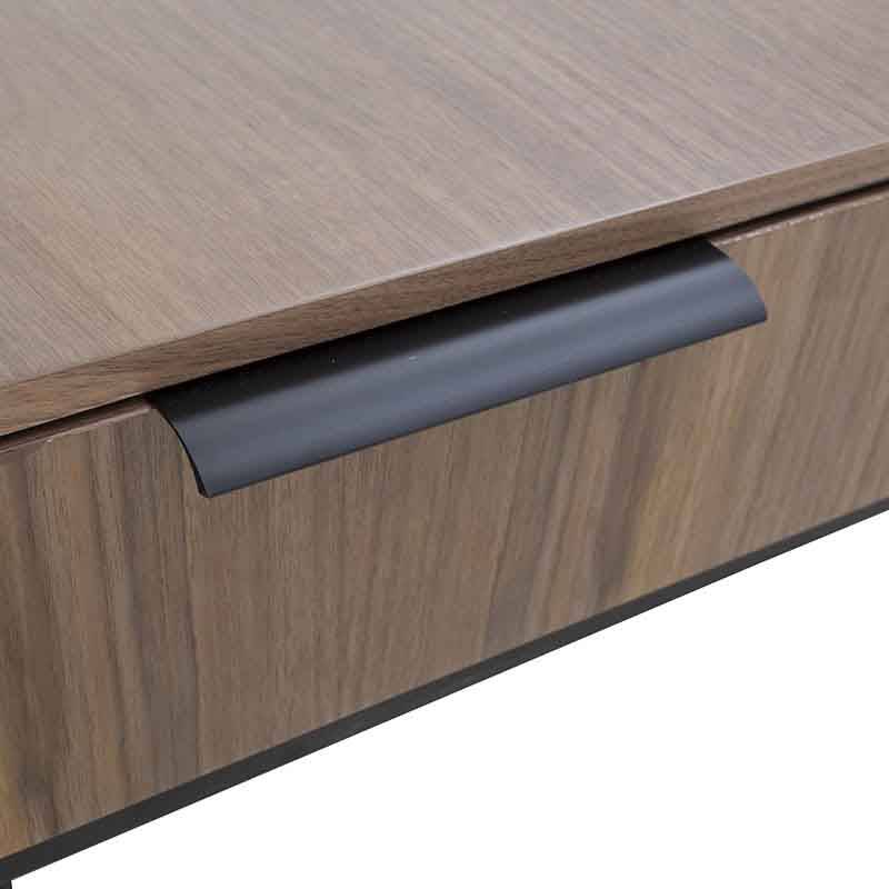 Mesa de centro Jess de deurope.com.mx en madera de nogal y pino, superficie negra, dimensiones 120x35x60 cm.