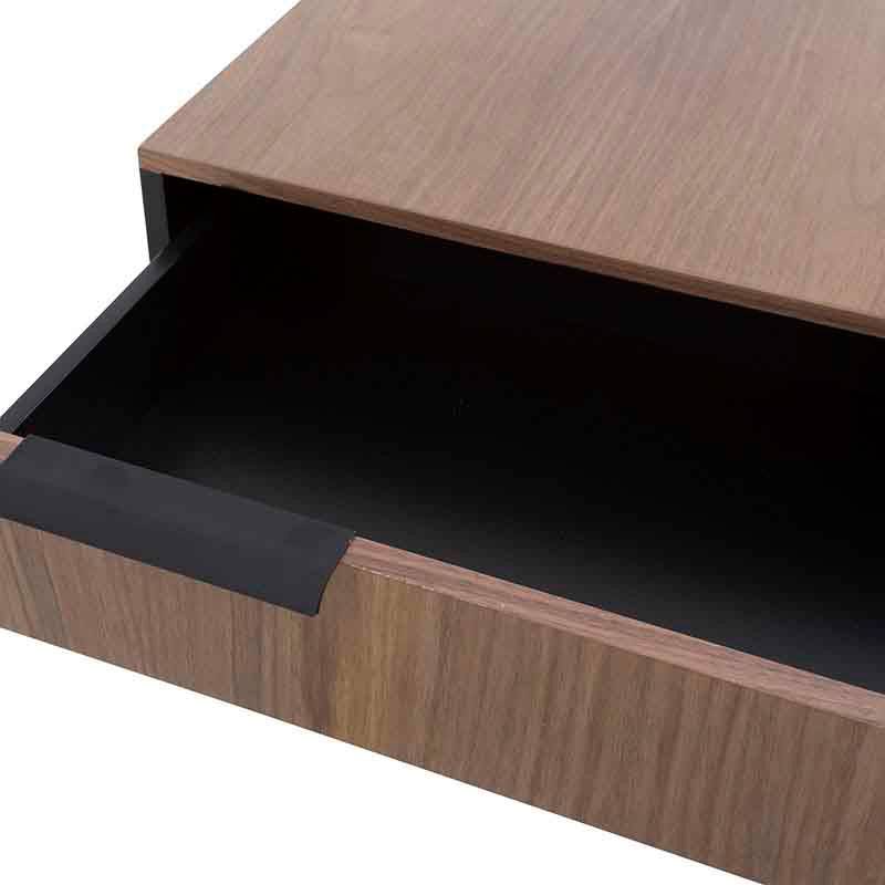 Mesa de centro Jess de madera de pino con chapa de nogal, color negro, superficie de 120 cm de largo y 35 cm de alto.