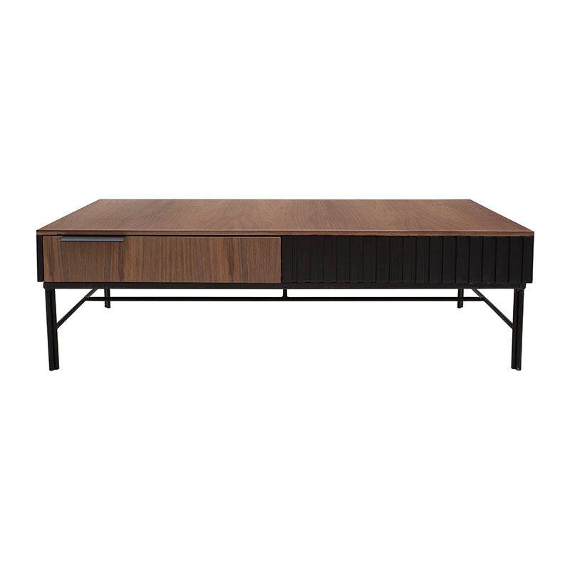 Mesa de centro Jess de madera de pino y chapas de nogal, con acabado negro, frente de 120 cm, altura de 35 cm y fondo de 60 cm.