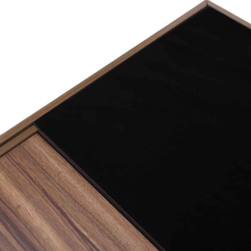 Mesa de centro Zile de Deurope, con estructura de madera industrializada y acabado en melamina, frente de 80 cm, alto 40 cm, fondo 80 cm.