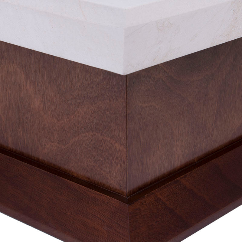 Mesa de centro de madera de caoba con acabado en mármol belagio, dimensiones 100x43x100 cm, de deurope.com.mx.