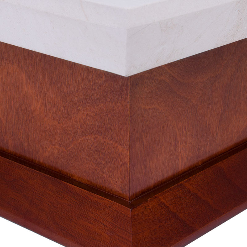 Mesa de centro Mond de Deurope con tapa de mármol, estructura en chapa de caoba, tamaño 100x100 cm y altura de 43 cm.