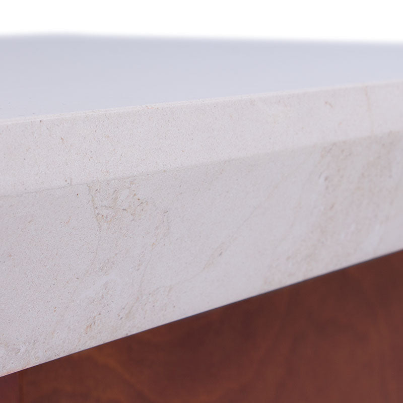Mesa de centro Mond de deurope.com.mx con superficie de mármol y chapa de caoba, tamaño 100x100 cm y altura de 43 cm.