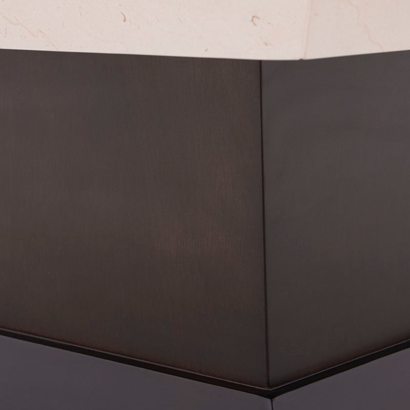 Mesa de centro Mond de Deurope con tapa de mármol, estructura en chapa de caoba, mide 100x100 cm y tiene 43 cm de altura.