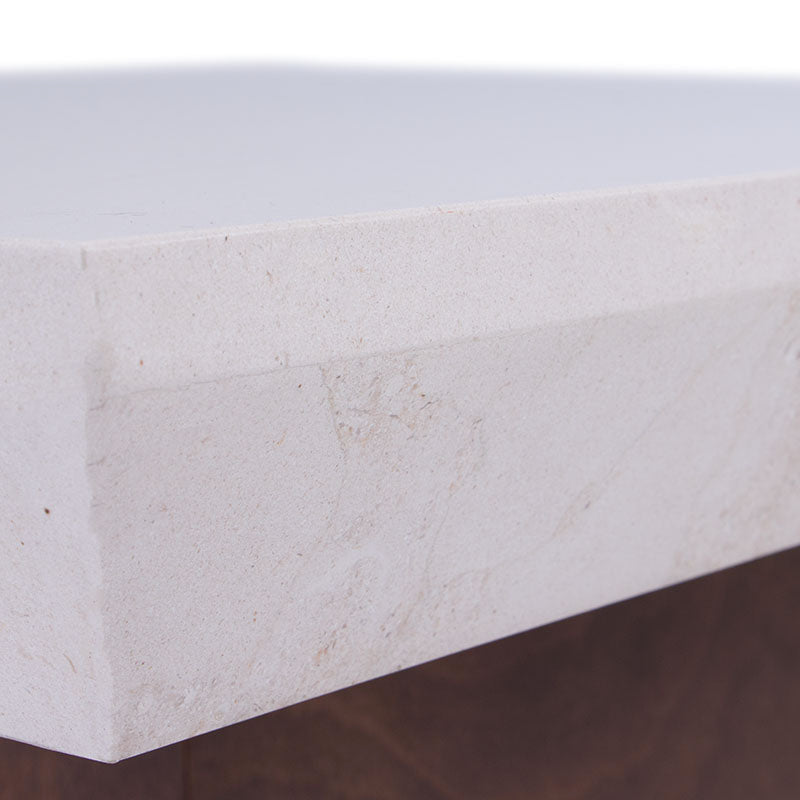 Mesa de centro Mond de Deurope con estructura de caoba, tapa de mármol y acabado en tono tabaco, 100x100 cm.