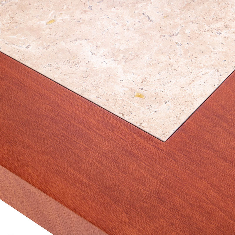 Mesa de centro Tamayo de Deurope con chapa de caoba y placa de mármol, mide 120 cm de ancho, 45 cm de alto y 60 cm de fondo.