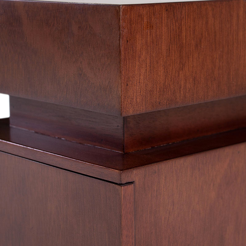 Mesa de centro Tamayo de chapa de caoba y mármol, con superficie rectangular, en tono tabaco, de 120 cm de ancho.