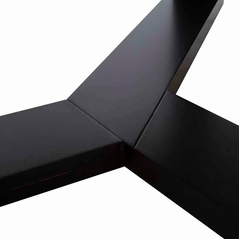 Mesa de centro Plati de Deurope con estructura wengue, chapa de nogal y cubierta de mármol veneciano, diámetro 100 cm y altura 45 cm.