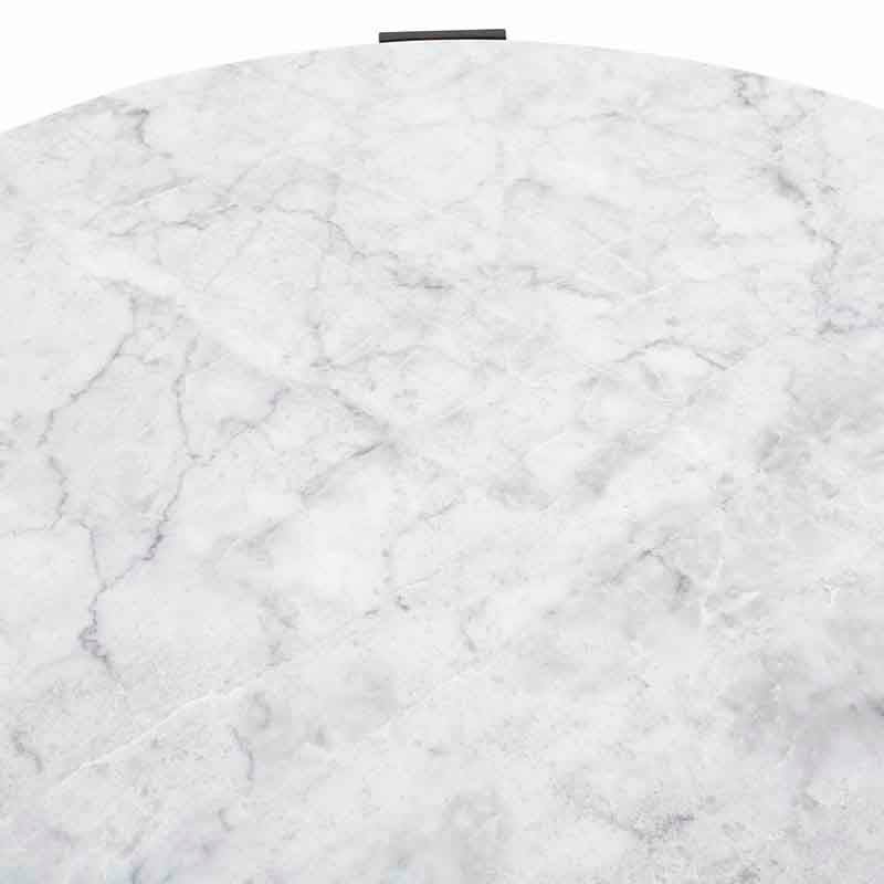 Mesa de centro Plati de deurope.com.mx con superficie de mármol veneciano, acabado en wengue con chapa de nogal, diámetro 100 cm.