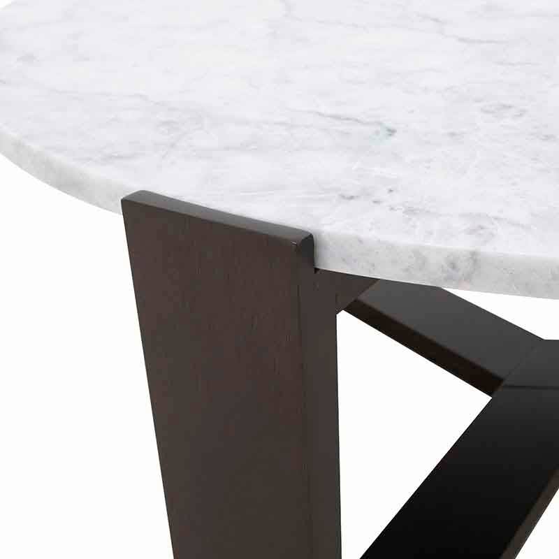 Mesa de centro Plati de Deurope con estructura en wengué, tapa de mármol veneciano y diámetro de 100 cm.