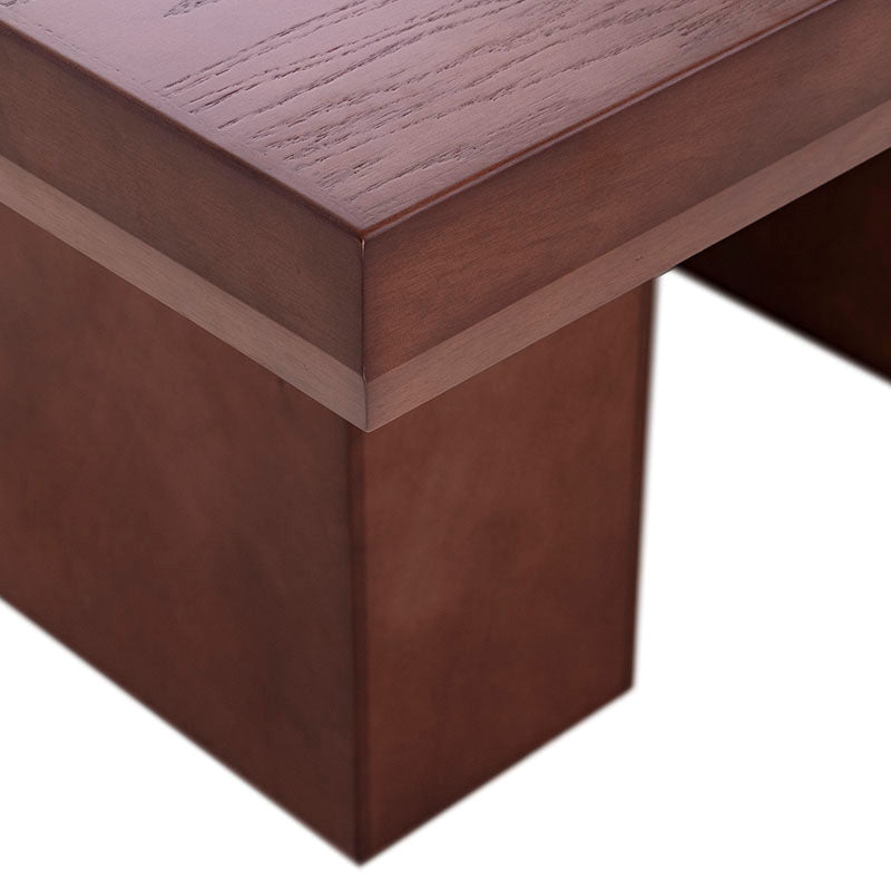 Mesa de comedor Siena de madera en color café almendra, con 9 piezas, frente a un fondo claro.