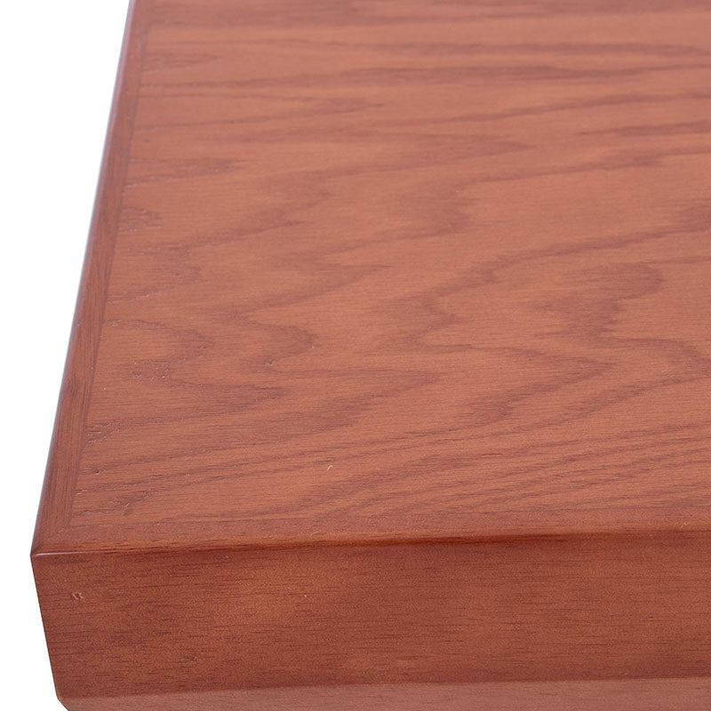 Mesa de comedor Siena de 9 piezas en madera color almendra, con superficie de 150 cm de largo y 75 cm de alto.