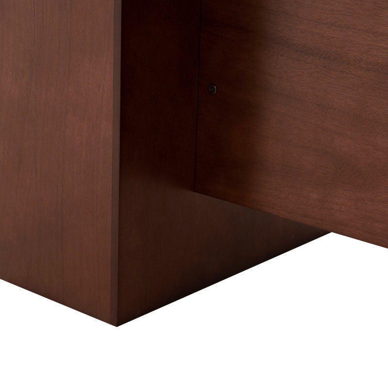 Mesa de comedor Siena de madera en color café almendra, con 9 piezas, frente y vista lateral, en un entorno moderno.