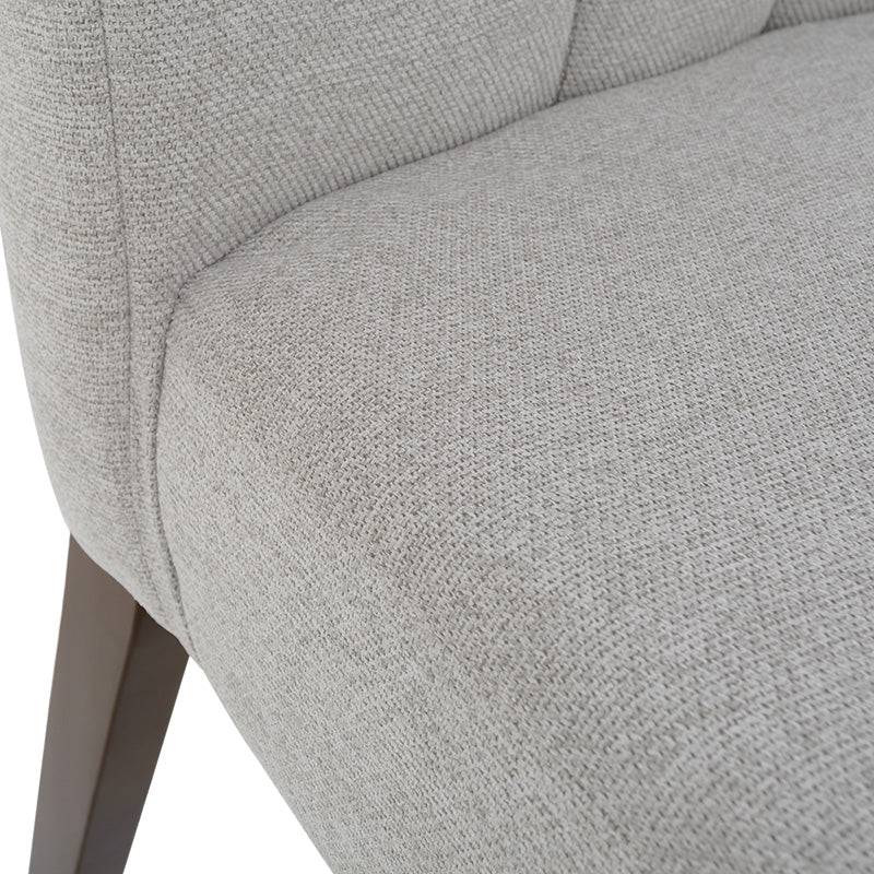 Silla de comedor Amara de deurope.com.mx, estructura moderna y asiento acolchado en color gris claro.