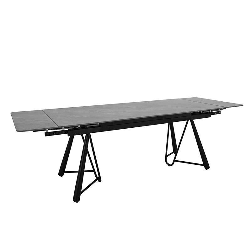 Mesa de comedor gris oscuro extensible de cerámica y base metálica deurope.com.mx, vista frontal con extensión extendida.