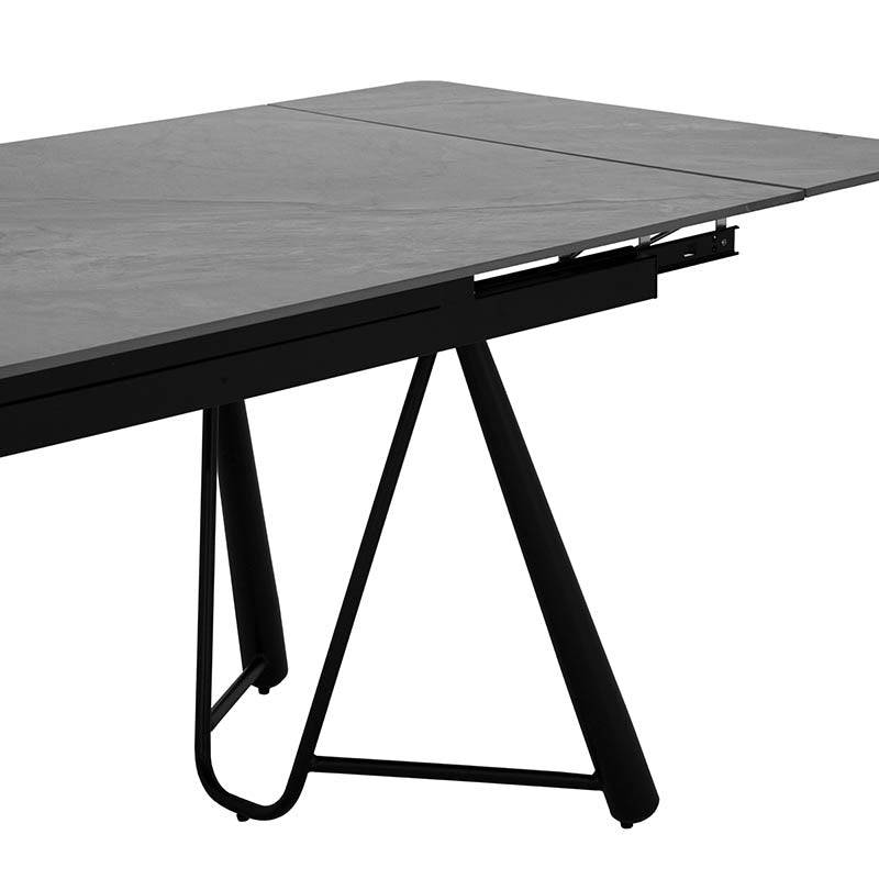 Mesa de comedor extensible Yad de Deurope con superficie de cerámica gris oscuro y base metálica, vista frontal.