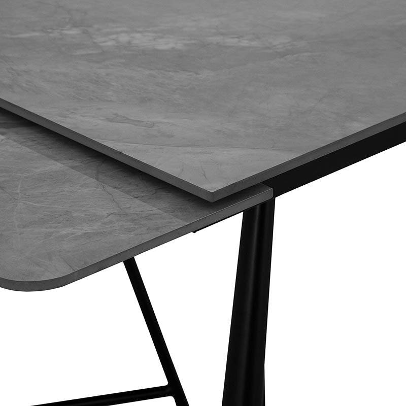 Mesa de comedor extensible de color gris oscuro con superficie de cerámica y base metálica, vista frontal.
