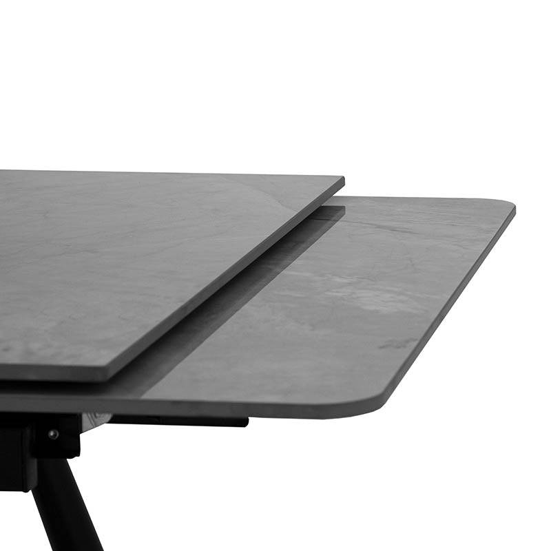 Mesa de comedor extensible de cerámica gris oscuro con pedestal metálico, vista frontal, con extensión Yad de deurope.com.mx.