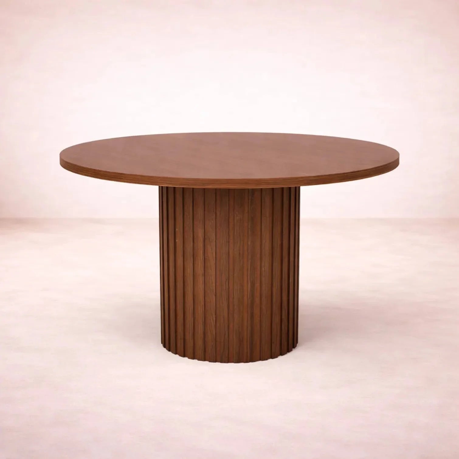 Juego de comedor Tulip de 5 piezas, mesa de madera con diseño mediterráneo, visible en la imagen.