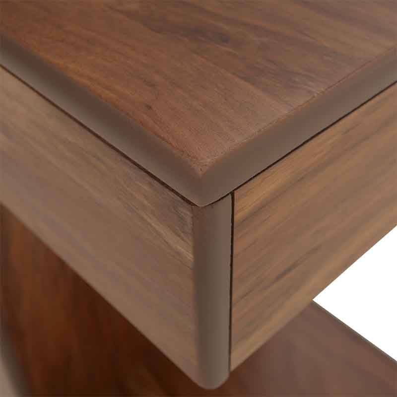 Mesa lateral Tabachín de madera de tzalam, acabado en color café claro, con dimensiones de 35x62x35 cm.
