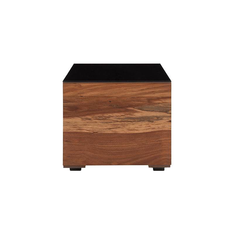 Mesa lateral Abudabi de cuero en color café claro y negro, madera de tzalam, con dimensiones de 50x43x50 cm.