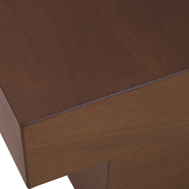 Mesa lateral Quetzal de Deurope con acabado en chapa de okume y madera tzalam, tamaño 60x52x60 cm, en color café.