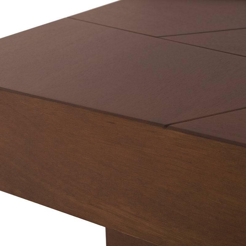 Mesa lateral Quetzal deurope.com.mx en chapa de okumé, con acabado en color café, frente de 60 cm, alto de 52 cm y fondo de 60 cm.