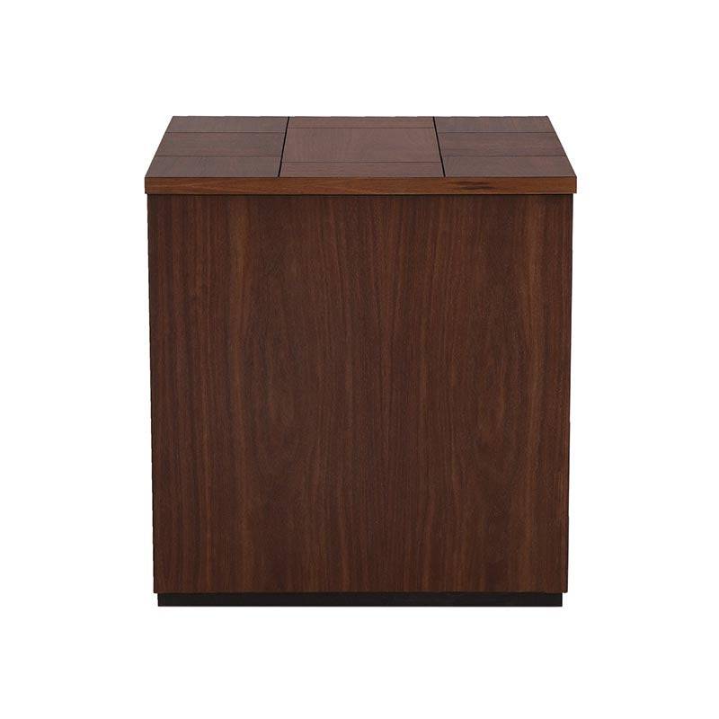 Mesa lateral Bourbon de madera de pino con acabado estufado, superficie de 60 cm, altura de 64 cm y diseño elegante.