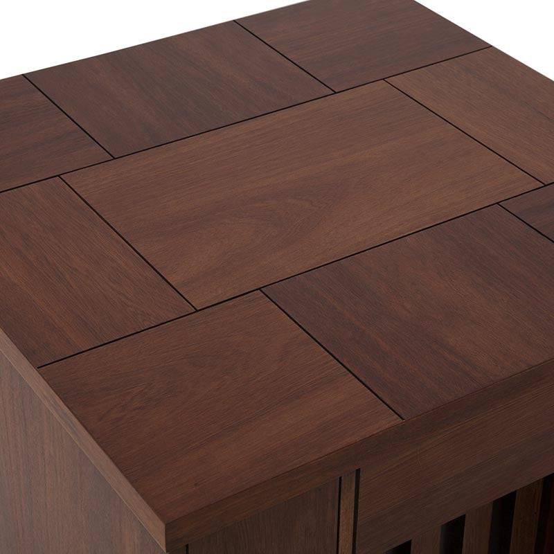 Mesa lateral Bourbon de madera de pino con acabado en color café, tamaño 60x64x60 cm, de la marca deurope.com.mx.