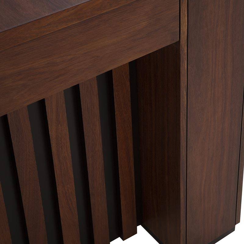 Mesa lateral Bourbon de madera de pino y tzalam, con acabado en café, frente de 60 cm y altura de 64 cm, deurope.com.mx