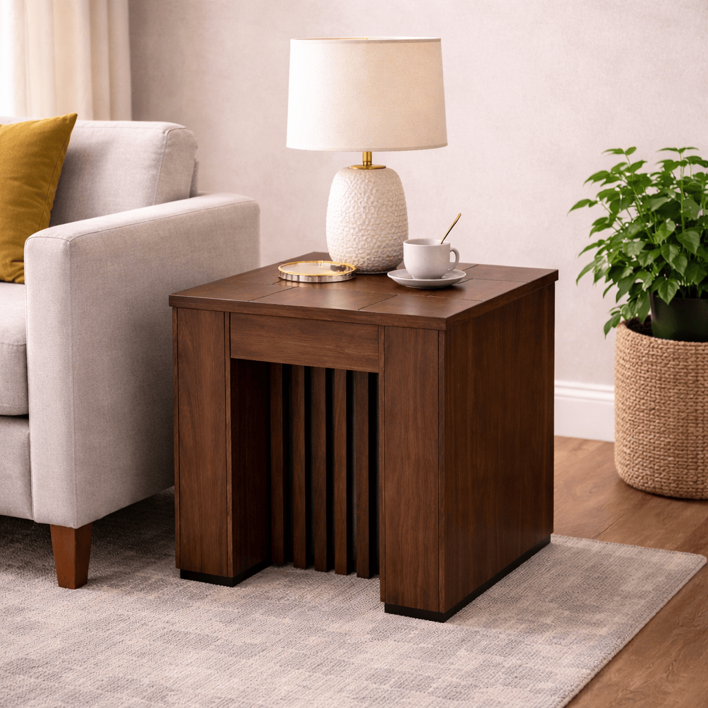 Mesa lateral Bourbon de madera de pino con acabado en color café, dimensiones 60x64x60 cm, estilo moderno y elegante.