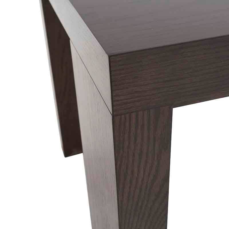 Mesa lateral Ripol de estilo industrial en madera enchapada en encino, color gris Ash, con dimensiones de 60x55x60 cm.