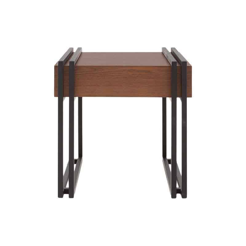 Mesa lateral Bennet de metal con estructura en color negro nogal, chapa de encino, dimensiones 50x50x50 cm.
