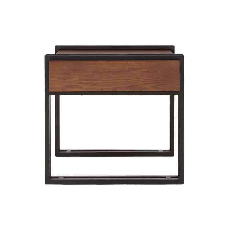 Mesa lateral Bennet en color negro nogal con estructura de metal y chapa de encino, dimensiones 50x50x50 cm.
