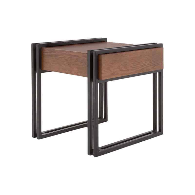 Mesa lateral Bennet de metal y chapa de encino en color negro nogal, con dimensiones de 50 cm frente, alto y fondo.