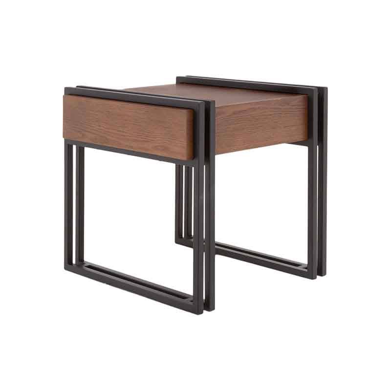 Mesa lateral Bennett de metal con estructura en negro nogal, chapa de encino, dimensiones 50x50x50 cm.