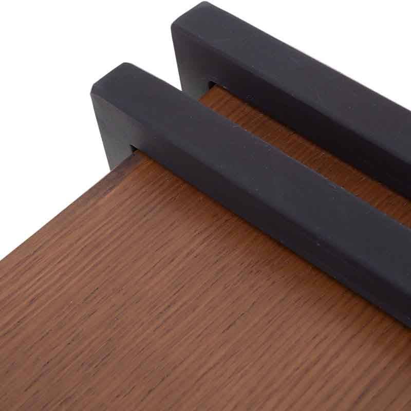 Mesa lateral Bennet de metal y chapa de encino en color negro nogal, con dimensiones de 50x50x50 cm, diseño moderno.
