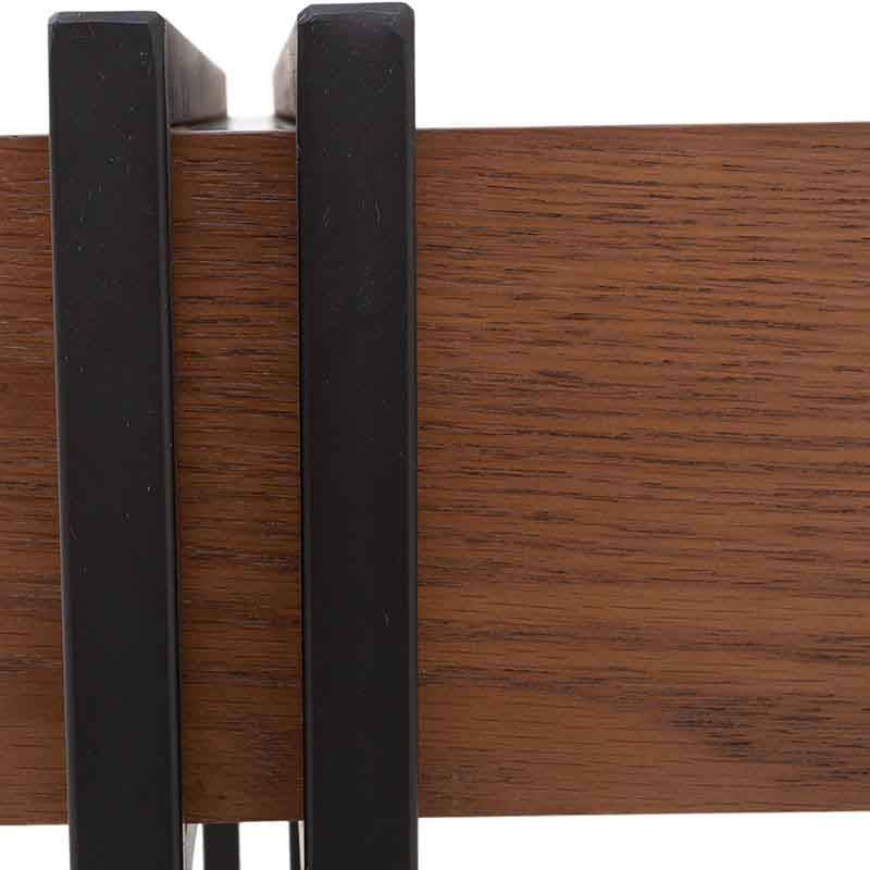 Mesa lateral Bennet de madera de encino y estructura metálica en color negro nogal, de 50x50x50 cm.