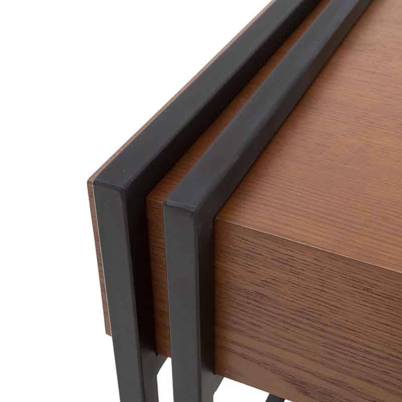 Mesa lateral Bennet de color negro nogal con estructura de metal y chapa de encino, de 50 cm de frente, alto y fondo.