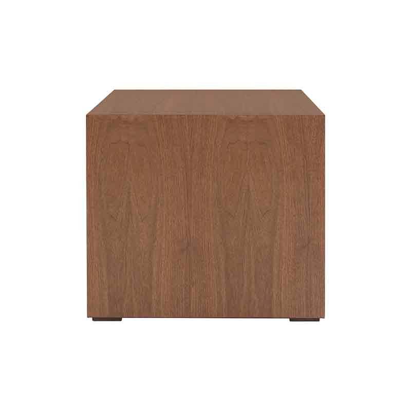 Mesa lateral Berne Made de madera de nogal con chapa, frente de 60 cm, altura de 57 cm y fondo de 60 cm.