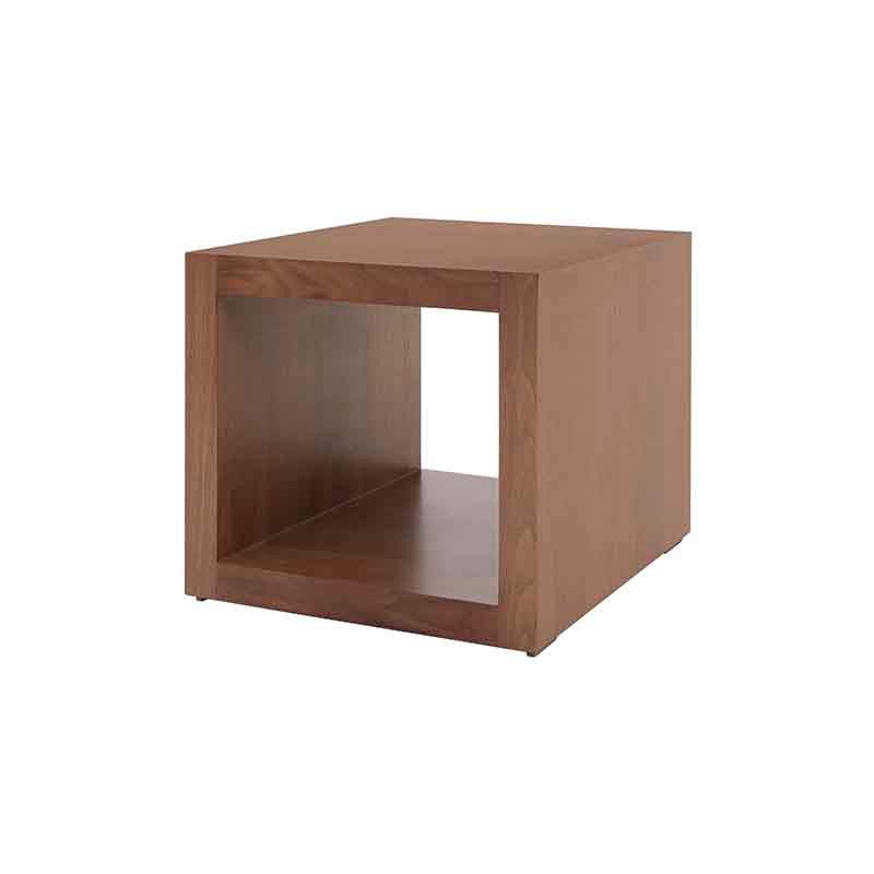 Mesa lateral Berne Made de madera de nogal con chapa, frente de 60 cm, altura de 57 cm y fondo de 60 cm.