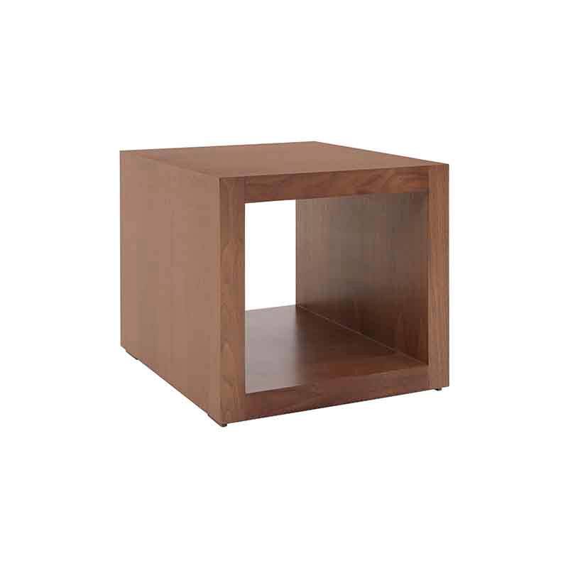 Mesa lateral Berne Made de nogal con chapa de nogal, frente de 60 cm, altura de 57 cm y fondo de 60 cm.