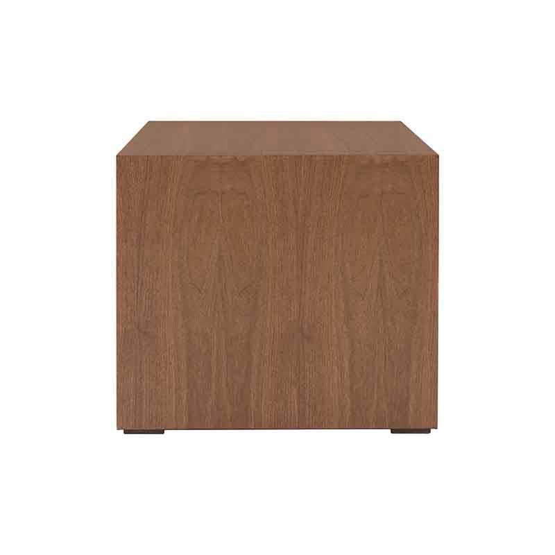 Mesa lateral Berne Made de nogal con chapa, superficie de 60 cm, altura de 57 cm, diseño moderno y elegante.