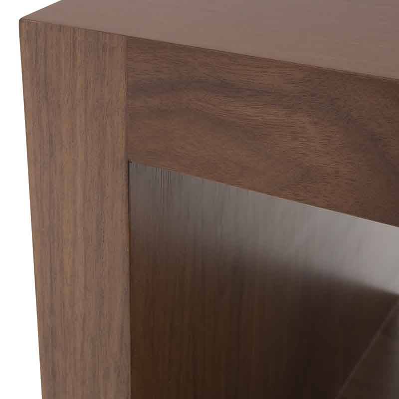 Mesa lateral Berne Made de madera de nogal con chapa, frente de 60 cm, altura de 57 cm y fondo de 60 cm.